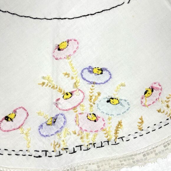 VTG Round Linen Tablecloth embroidered Flowers Cottage Core 33.5in x 31in - Picture 6 of 9